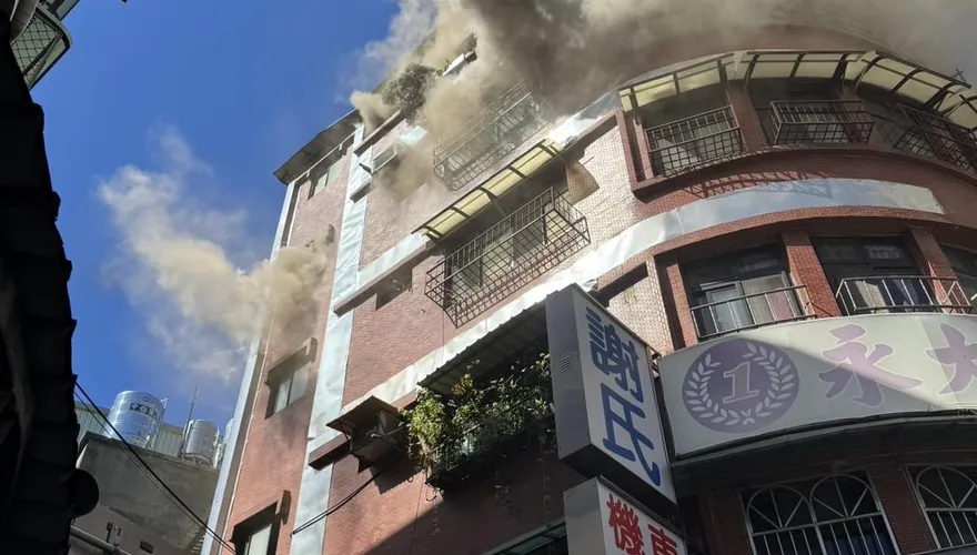 新北蘆洲「民宅頂樓燒起來」！屋主慘遭灼傷緊急送醫