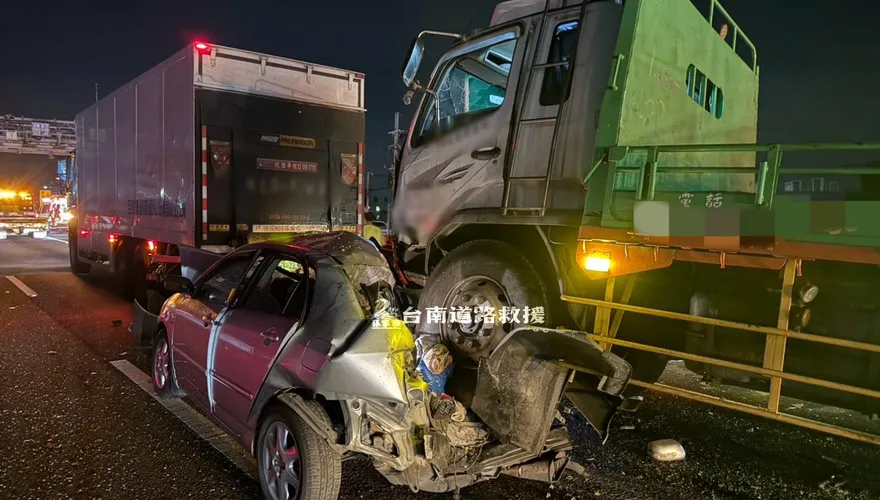 國1慘烈車禍！大灣段北向多車追撞「大吞小」變形全毀