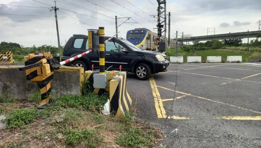 影/千鈞一髮！台南31歲男駕車突故障卡平交道　按緊急鈕阻災