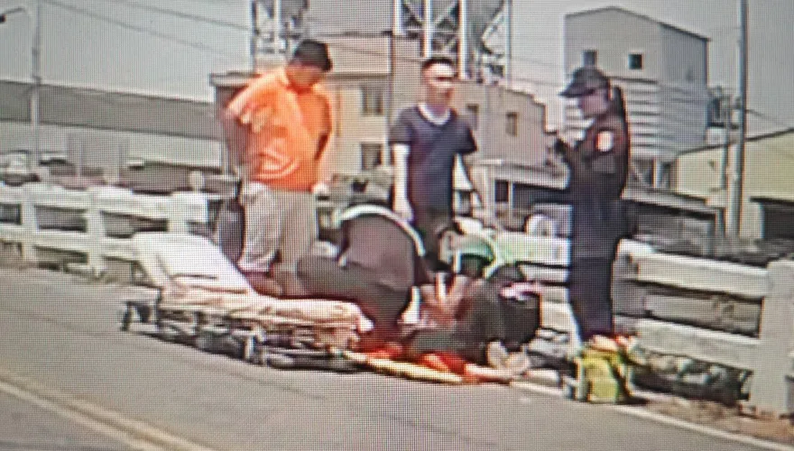 彰化8旬老婦烈日騎車自摔命危　暖警下班路過救回一命