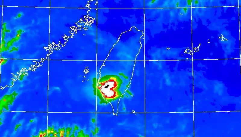 鄭明典曝紅外線雲圖　驚見台灣上空冒出「愛心」