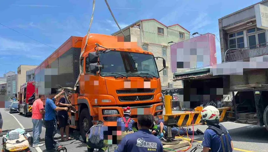 影/嘉縣驚傳死亡車禍！　94歲嬤闖紅燈慘遭大貨車輾斃