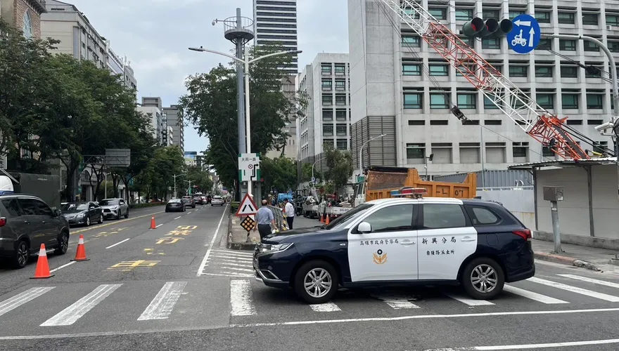 高雄大同醫院旁驚現「2.5米深天坑」！停車場入口成陷阱