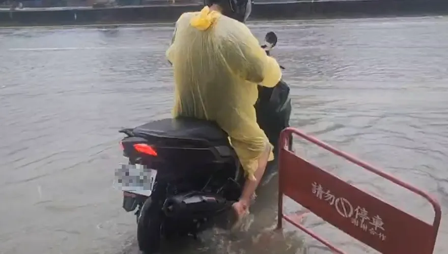 影/颱風未至先積水！雲林斗六「水淹腳踝」　馬路變漂漂河