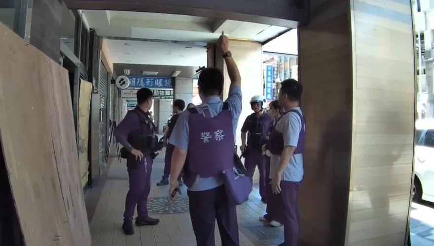 影/北市男持雙槍、長刀闖廢棄大樓　大批警力攻堅逮人