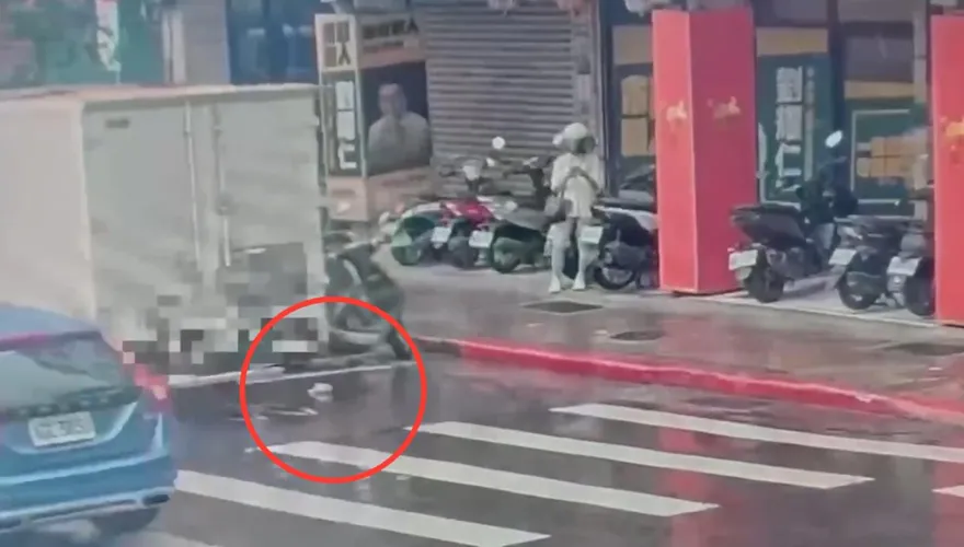 影/貨車司機路邊掉11萬現金　機車騎士拾金不昧