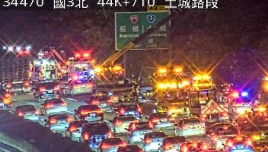 國道3號土城段小貨車翻覆　駕駛受困無呼吸心跳