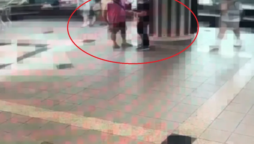 為了機器人亮武器！中山地下街現大場面　他抽刀逼退路人