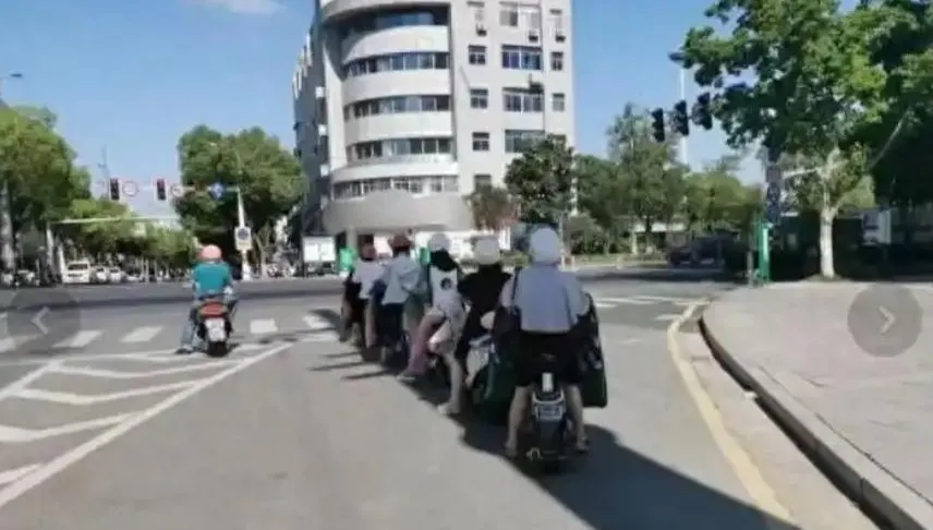 你也會嗎？陸網熱議「避曬式」等紅燈　交警：已違規恐挨罰