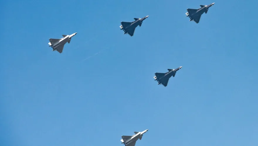 閱兵亮點曝！網傳殲-20A戰機編隊飛行照　首搭載「中國心」