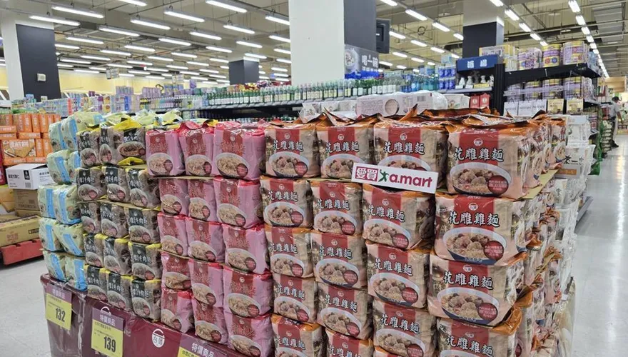 丹娜絲來勢洶洶！量販超市3倍貨量應戰　民眾搶購防颱