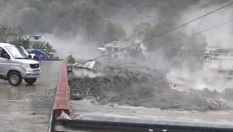 影/沖毀房舍瞬間曝！四川丹巴暴雨致土石流　至少4失蹤