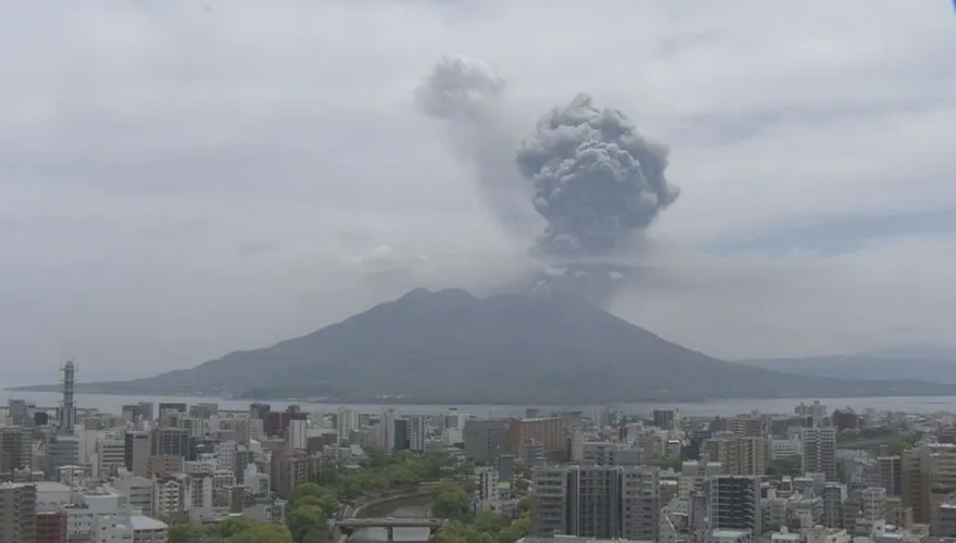 影/日九州地質活動活躍！櫻島火山今噴發　灰柱衝3千米高空