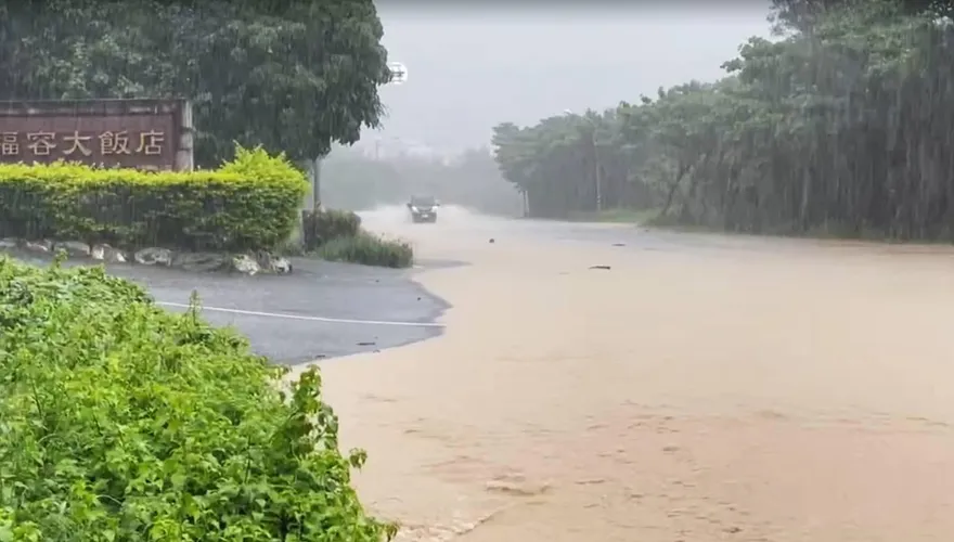 丹娜絲雨襲墾丁！福容大飯店前淹水成泥流