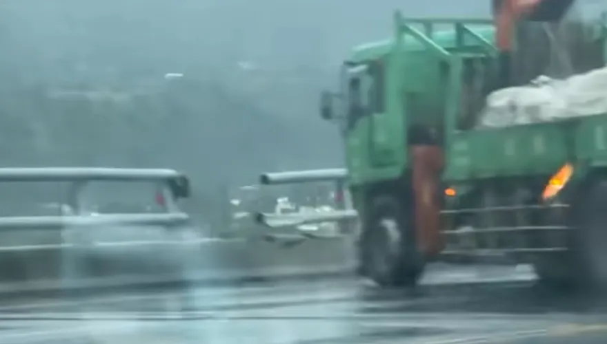 影/丹娜絲暴雨！台東金崙大橋「疑大車撞斷護欄」　驚險畫面曝