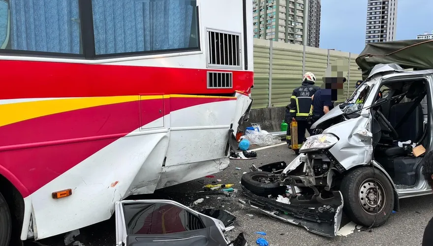 新北台65恐怖車禍！客運遭貨車追撞　女副駕慘死