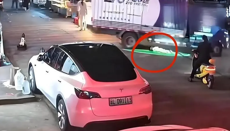 影/揪心！趴地玩耍陷奪命視線死角　陸童遭快遞車輾斃