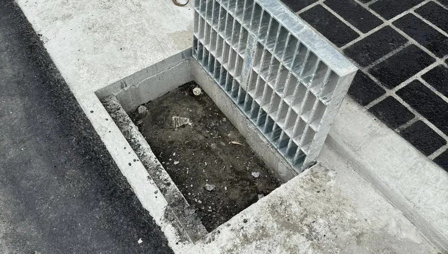 中市民代揭水溝「塑膠擋板」忘了拆害淹水　建設局：誤會一場