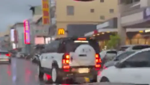 颱風天的速食店塞爆！超狂車陣畫面曝光