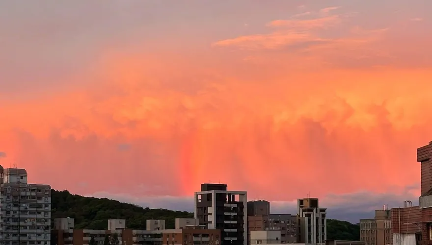 超壯觀「颱風雲」雲牆配彩虹！網友看到嚇一跳