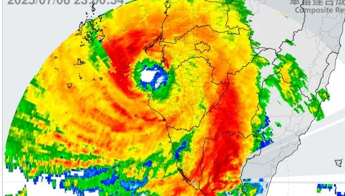 颱風丹娜絲23：40登陸嘉義縣布袋！沿西部陸地向北移動