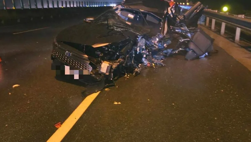 颱風夜不平靜！國3中寮隧道口休旅車自撞　駕駛噴車外慘死