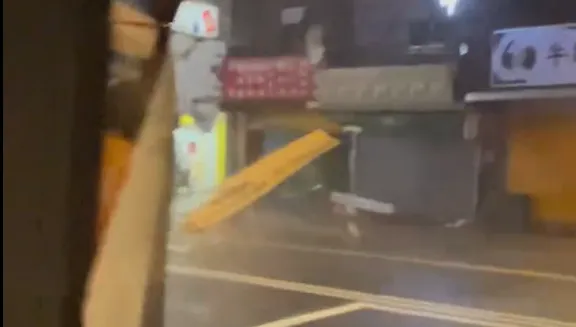 影/驚險畫面曝光！丹娜絲颱風肆虐　台南文賢路鐵皮飛散