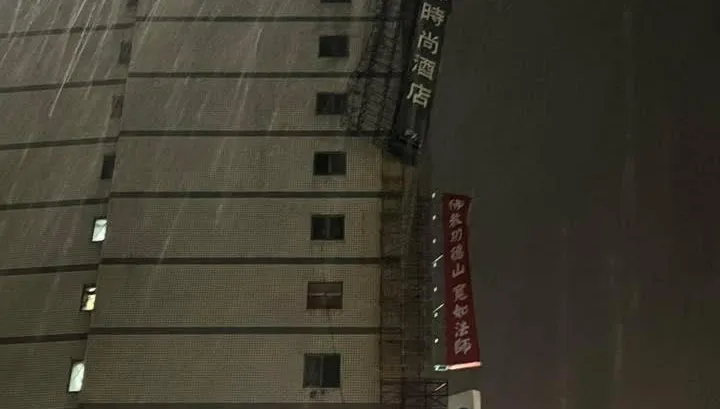 影/台南富驛時尚酒店招牌傾斜　網友：擔心滿地林俊憲招牌