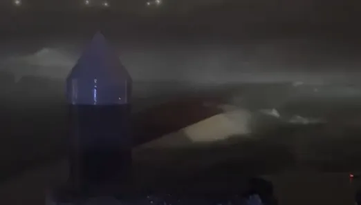 影/丹娜絲颱風發威！高雄興達港風浪驚人　船隻慘遭掀翻