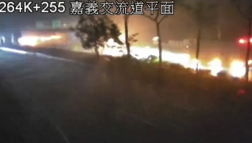影/颱風夜不平靜！國1北上深夜火燒車　火勢被暴雨撲滅