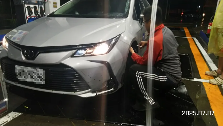 影/丹娜絲颱風讓國道路樹倒一片　中天採訪車遭刺穿受損
