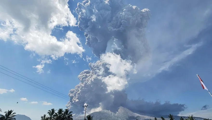 影/印尼勒沃托比火山大噴發　灰柱衝上1.8萬米高空畫面曝