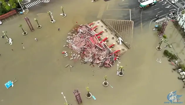 空拍畫面太震撼！南鯤鯓代天府牌樓垮…廣場變小湖