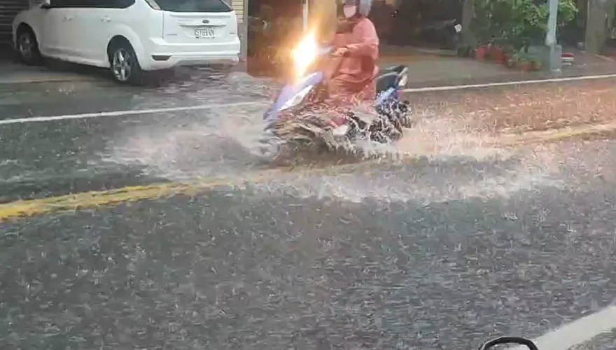 鳳凰共伴雨彈狂炸！6縣市豪大雨特報　慎防瞬間大雨