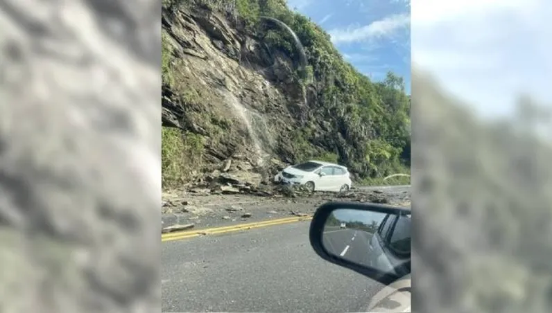 台九線大武段土石坍塌！小客車慘遭落石亂砸阻路