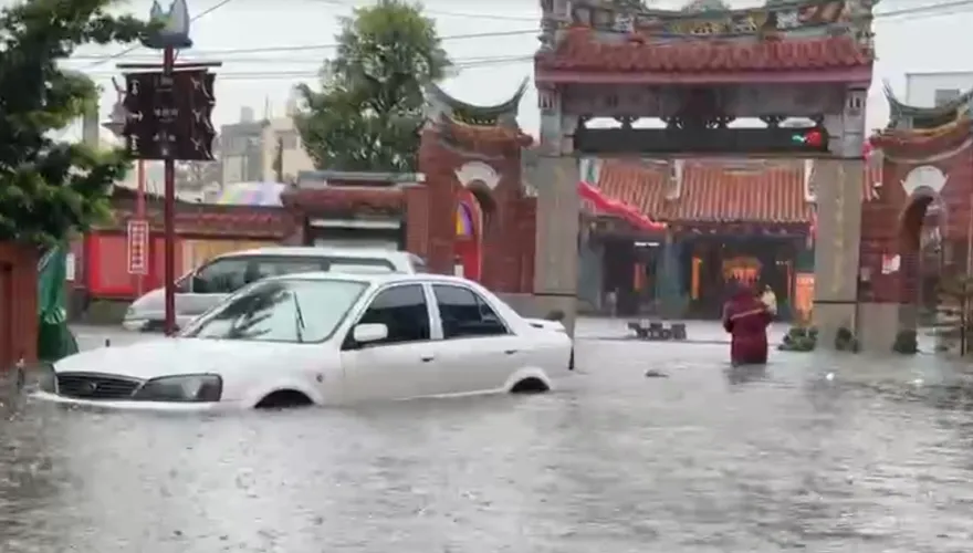 影/彰化暴雨！鹿港半日累積雨量257毫米　天后宮泡水變魚塭
