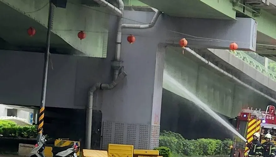 高雄德民新橋突冒煙！　消防迅速灑水斷電處理