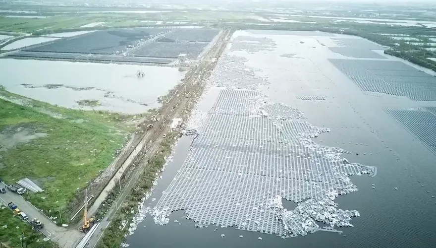 影/怒吼的空拍！和山光電場「鬼剃頭」泥流　光電浮板變海廢