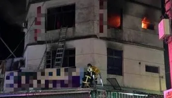 高雄民宅晚間爆惡火！54歲男子困3樓陽台　火勢迅速蔓延