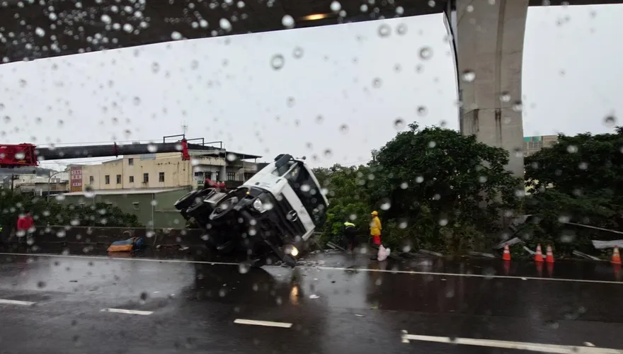 驚險！國1南崁北上入口聯結車撞路肩「半輛懸空」