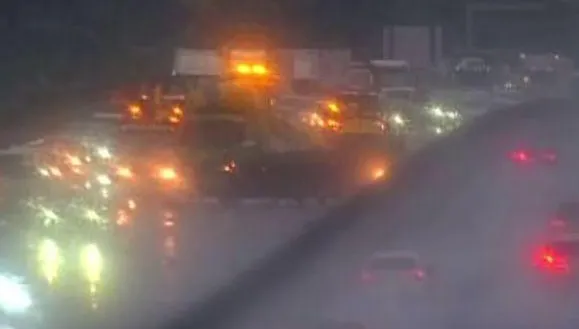 影/國3西湖段4大小車「雨中撞成一團」！傷亡不明全線封閉中