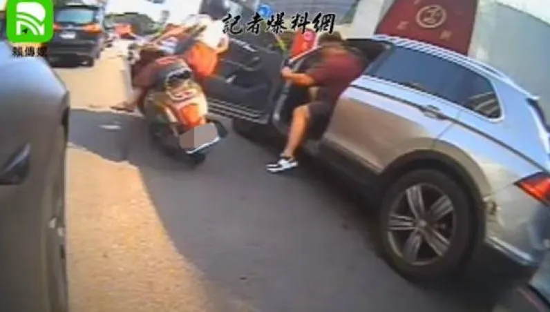台中南屯駕駛突開車門　女騎士連人帶車撞飛