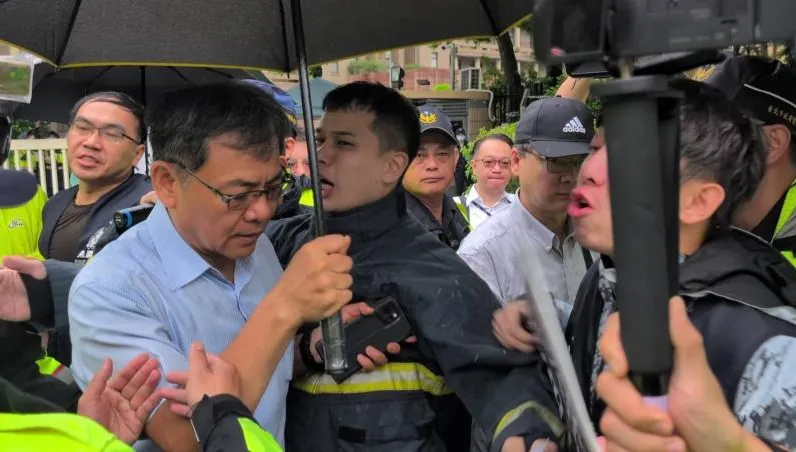 新店勇消救溺陪葬2命！消促會政院前抗議爆衝突