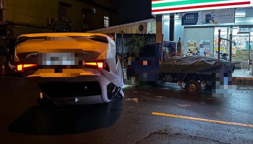 撞上違停車「整輛烏龜翻」！屏東男駕駛頸椎扭傷無大礙