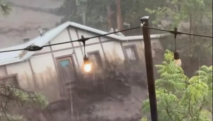 影/新墨西哥州山洪暴發進入緊急狀態　民眾直擊房屋遭洪水沖走