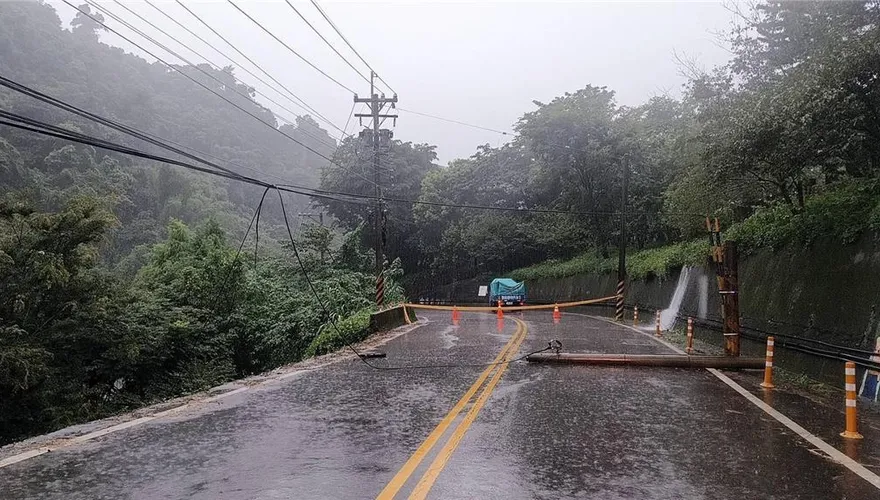 台中雨不停「路基掏空折斷電線桿」　新社區豐埔產業道路雙向中斷警封路