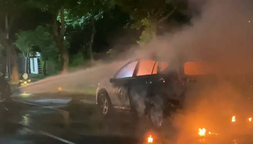 台東晚間爆恐怖火燒車！縣議員楊秋珍座車「燒成火球」