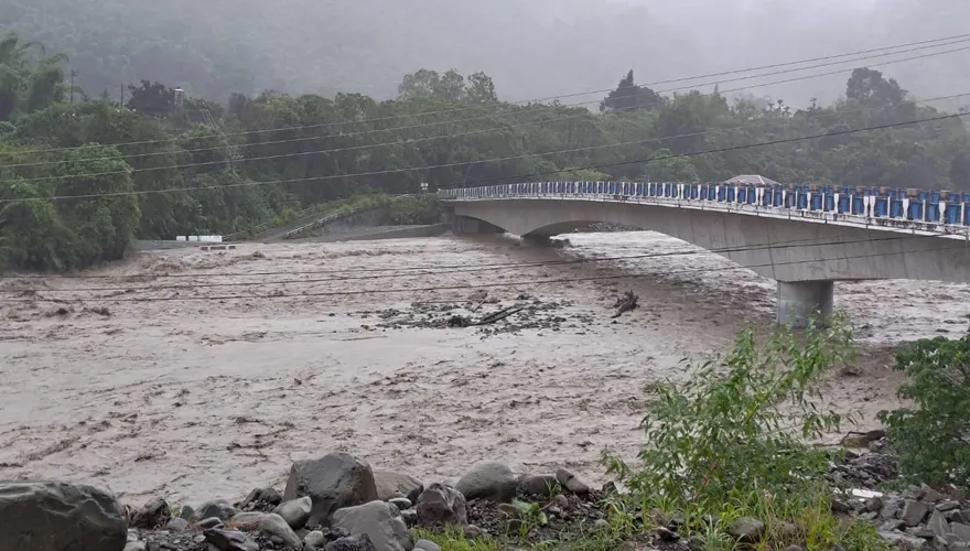 影/高雄山區暴雨！荖濃溪暴漲淹路面　南橫小心滾滾泥流