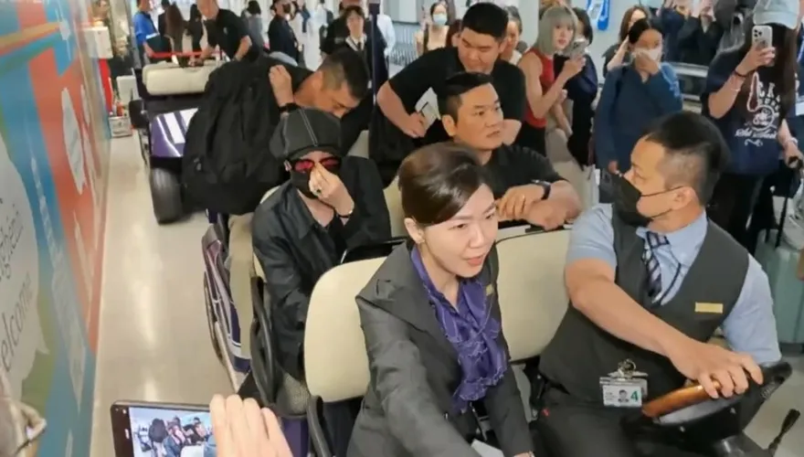 GD到了！睽違八年黑衣LOOK來台　面對鏡頭親切揮手