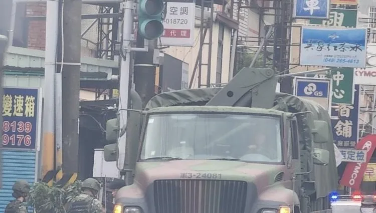影/南投中型戰術輪車與電動二輪車相撞！騎士輕傷送醫